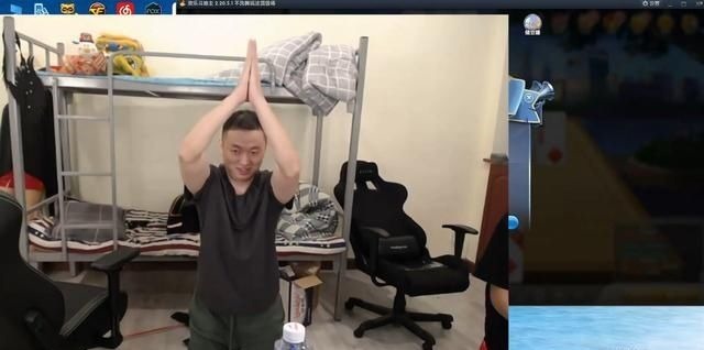 肌肉男被按在地上摩擦,藥水哥后臺(tái)看了發(fā)抖,再次跪地向佐求饒?