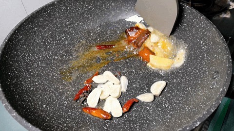 肥肠这样做，味道才叫香，肥而不腻，香辣解馋，看着就有食欲
