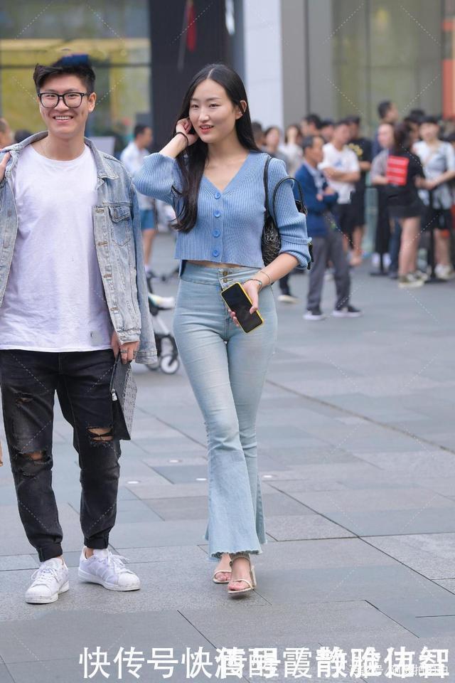 阿成|蓝色v领针织开衫搭配浅色喇叭裤,拉长身材比例,展现独特气质