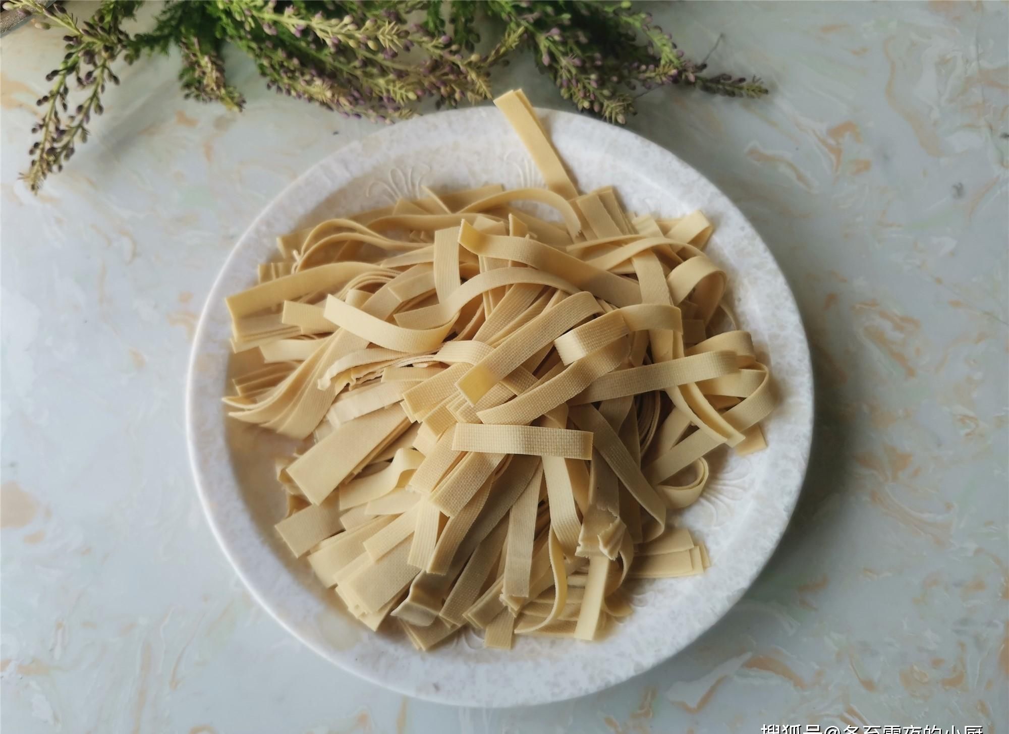 水煮干豆腐家常做法,包菜脆嫩,干豆腐劲道爽滑,不放肉也好吃
