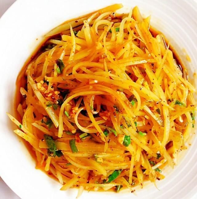 土豆丝的灵魂吃法,不炒不蒸不油炸,简单几步清凉一夏