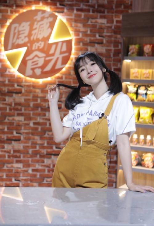  性感|色系选错显老气？柳岩不再走性感路线，倒V西装依旧有看点