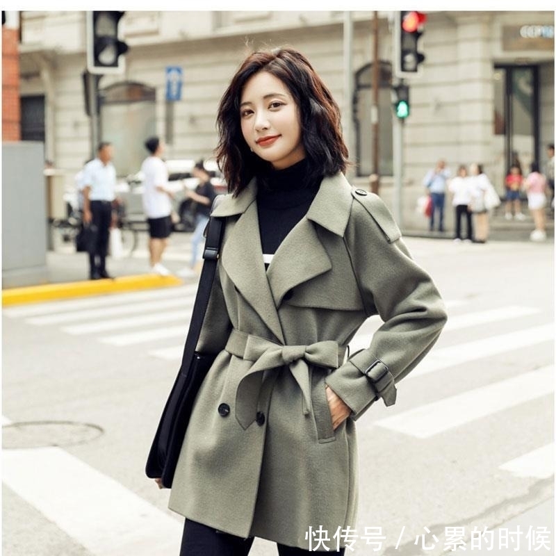 风衣不“受宠”了,今年流行“赫本风”外套,让你穿出时尚风采!