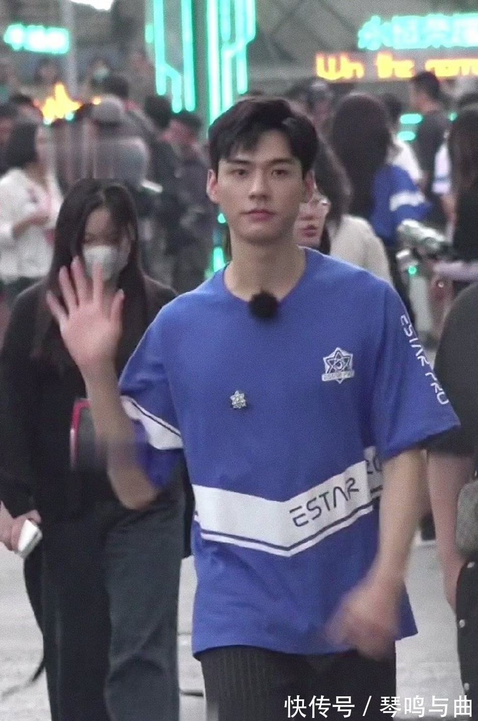 龚俊|龚俊综艺路透曝光 对镜开心打招呼