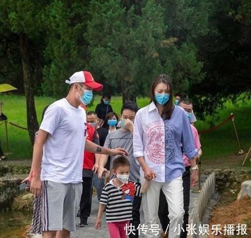 公式|林丹儿子“长腿”惹眼,3岁身高已到妈妈腰部,父母基因太优秀