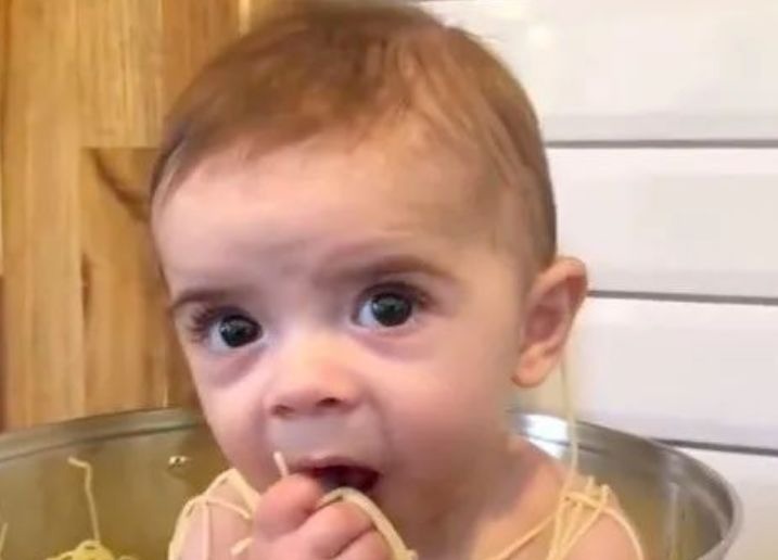 妈妈将6个月孩子放进锅里,用意面和酱料拌了,被斥:不负责任