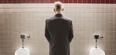 尿液|男性50岁后,早起若还有这4种表现,让人羡慕,身体还很年轻呢!