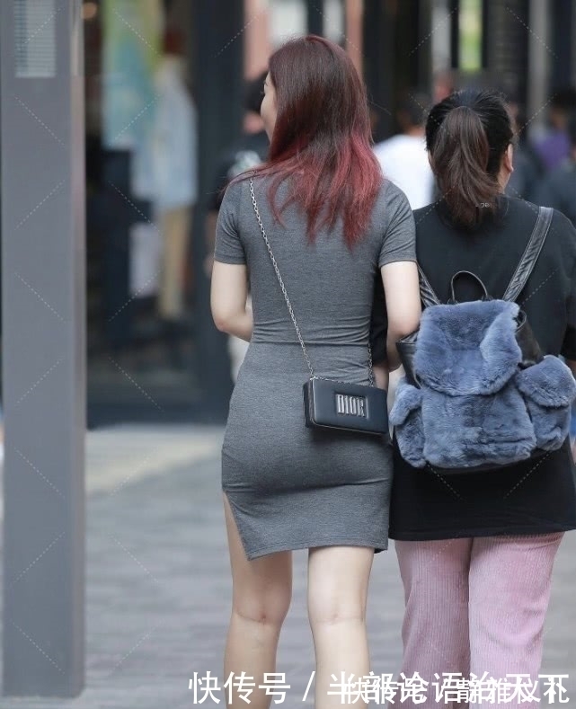 灰色系 深灰色连衣裙中间搭配个包包,整体看着又飒又优雅,最近很流行