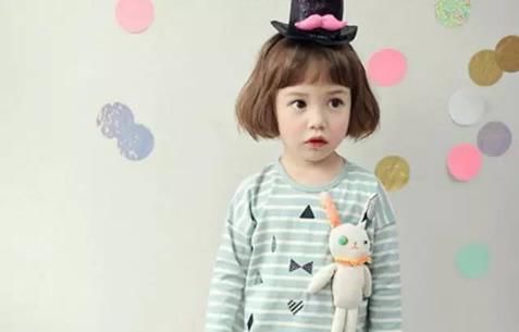 孩子|宝妈再用这姿势抱娃 伤害孩子脊椎没商量 可别一错再错了！