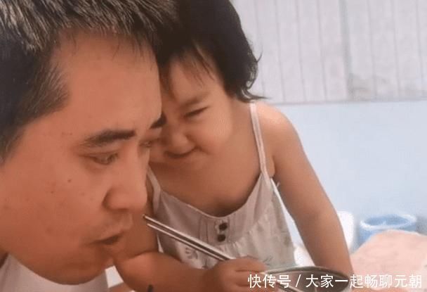 老爸|熊孩子和老爸饭桌上“咬耳朵”,咬牙切齿,最后还瞟了一眼