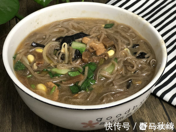 小苏打|夏天遇到此菜我从不手软，一次买几十斤，晒成干菜留着冬天炖肉吃