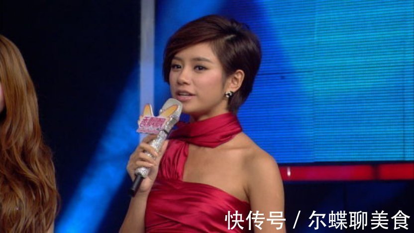 越跳越美丽|美女主持穿衣失误,少穿一件衣服,同台张国立硬是60分钟没转头!