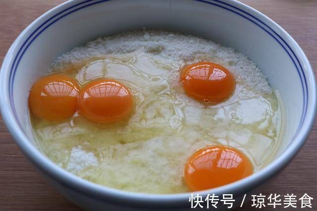 剩馒头新吃法，加4个鸡蛋搅一搅，出锅比披萨还好吃！做法还简单