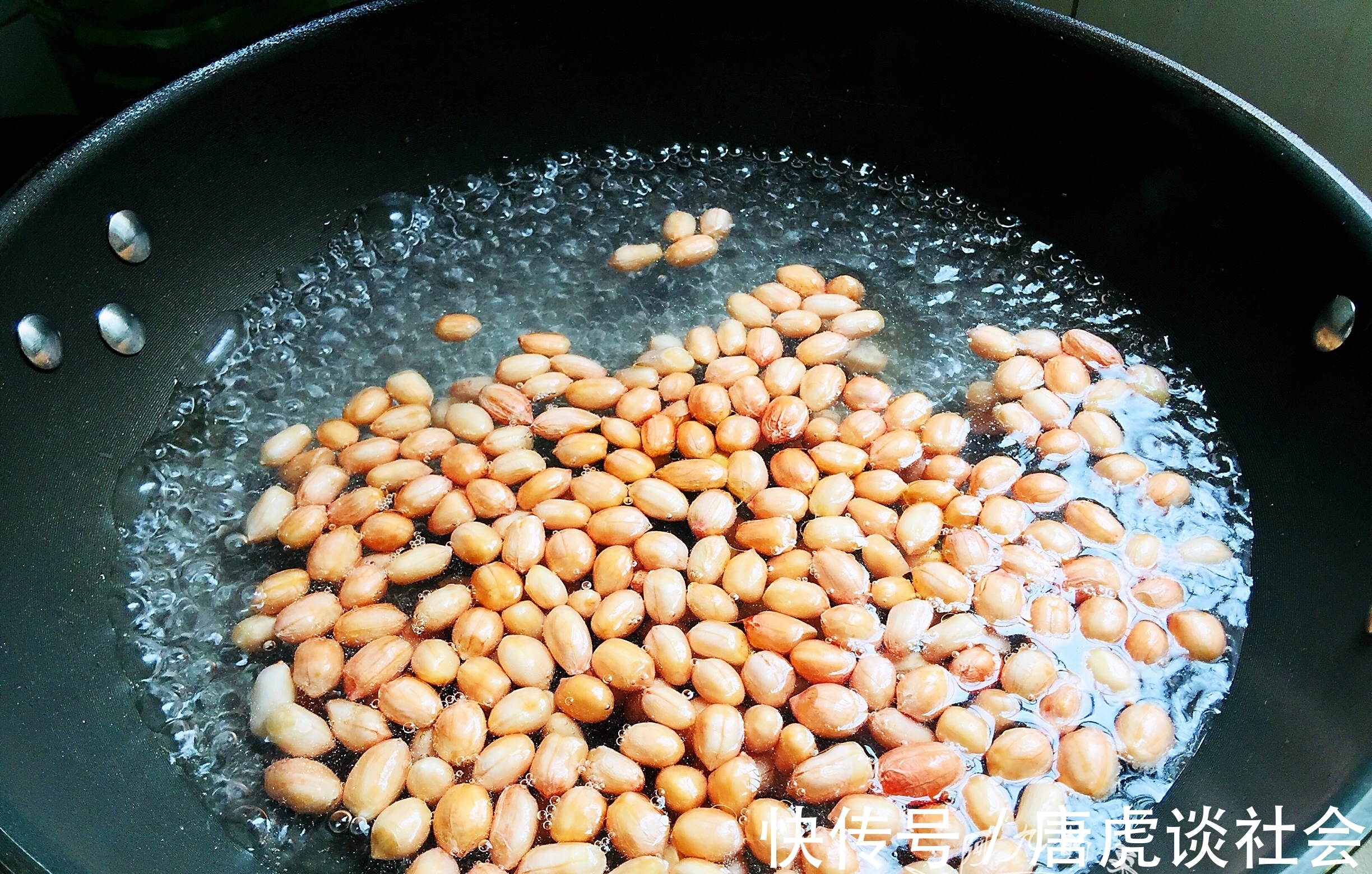 水煮花生|水煮花生米都放什么调料?30年大厨:别只会加盐,这样做才好吃
