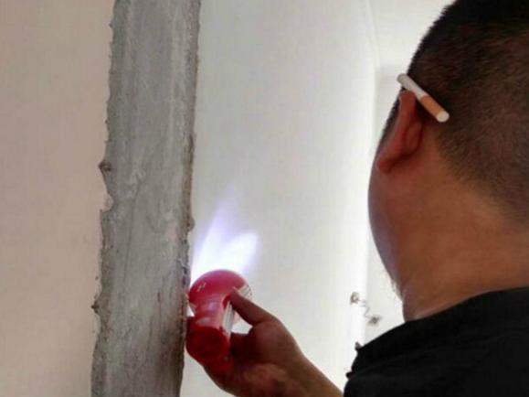 检查|腻子刮完以后怎样检查不用什么仪器,其实一个手电筒就够了
