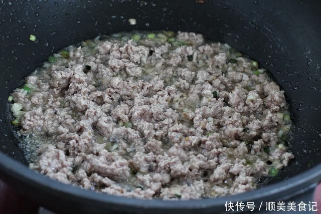 面条|茄子和面条才是绝配,饭菜一锅出,爽滑筋道又入味,不吃撑不罢休