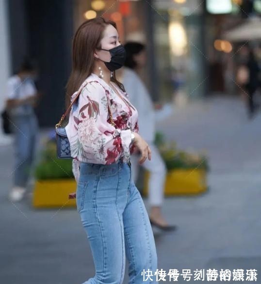 出身体 胖乎乎的美女,牛仔裤展现出最真实的美,美的自信很有魅力