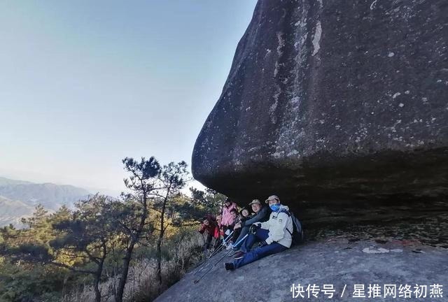 仙游石剑山，山顶一巨石形似利剑，有点霸气