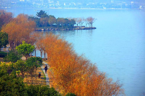 浙江一处低调湖泊景区，可与西湖、太湖相媲美，面积是西湖的四倍