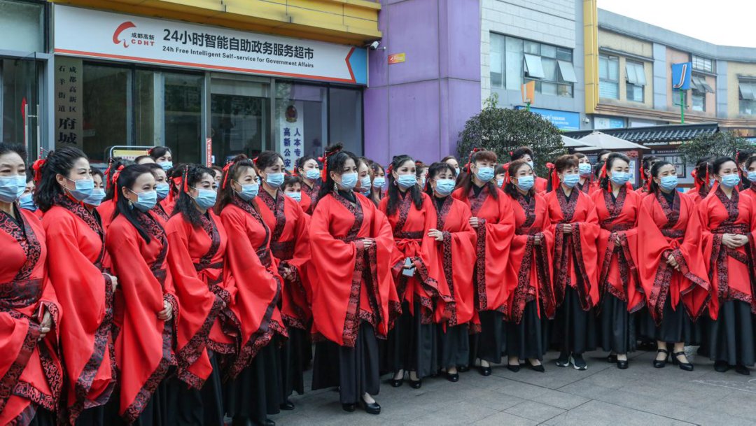 老年|穿汉服过节日 居民熊猫绿道秀风采