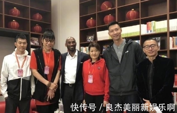 郑海霞|54岁的郑海霞拥有大校军衔，月薪过万，双腿弯曲仍坚持工作