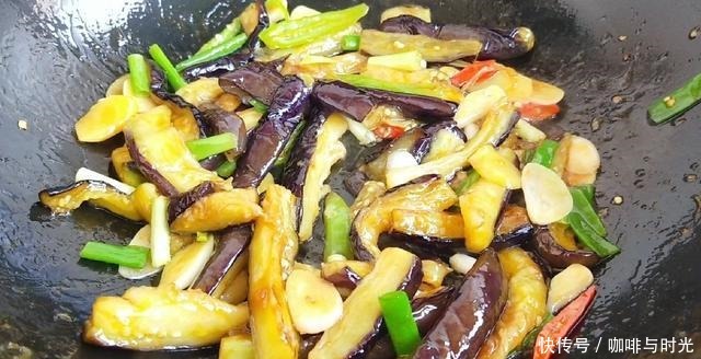 炒茄子简单好吃的做法,鲜香不油腻,开胃又下饭,实在太香了