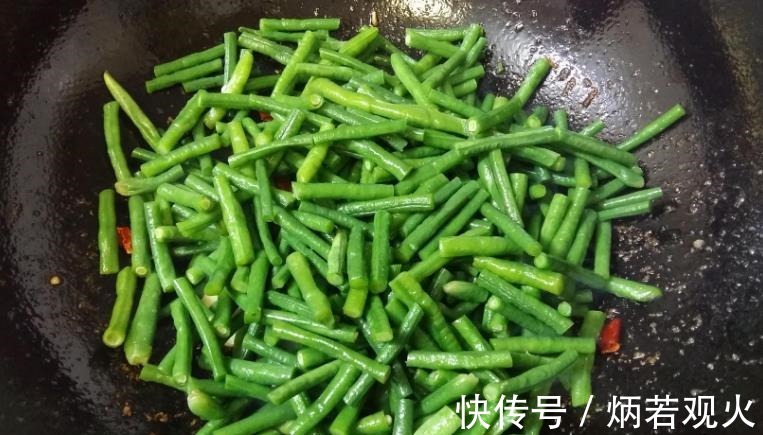 炒豇豆,不要焯水或者过油,炒前加1步,出锅又翠绿又脆嫩入味