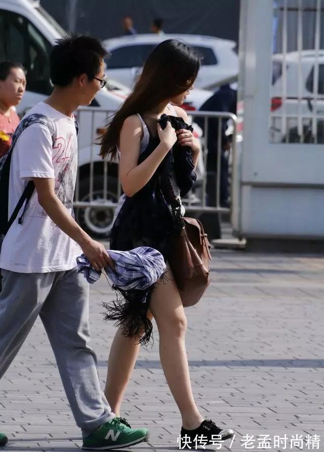 戴着墨镜 街拍:戴着墨镜逛街的长发性感美女一笑时蛮可爱的