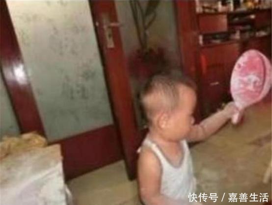 面粉|“我妈已经三天没打我了”,4岁儿子趁妈妈睡觉玩面粉,场面失控!