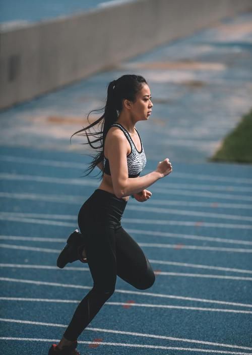 脚掌|跑步的时候，如何掌握身体姿势和动作要领？