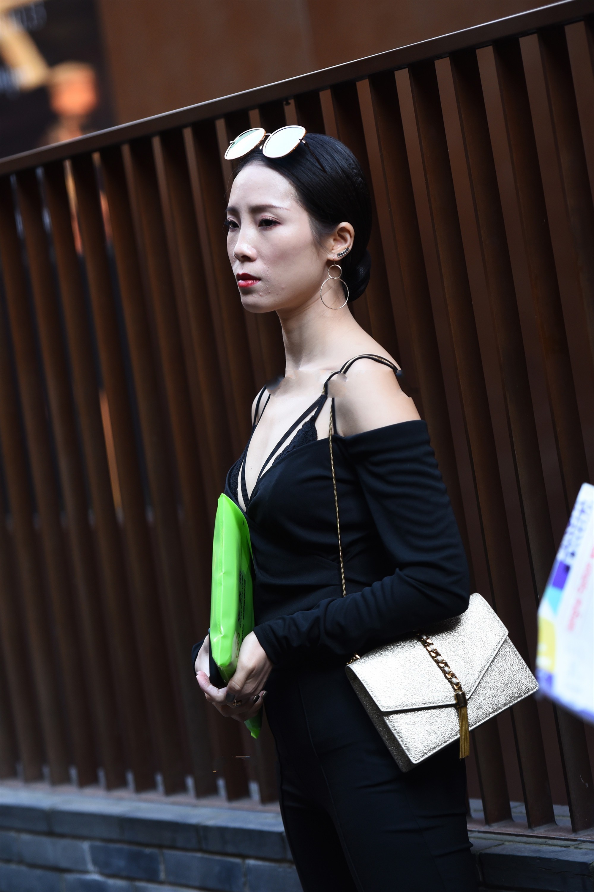 典雅|美女街拍:同色系穿搭,黑色典雅高级,显瘦不低调