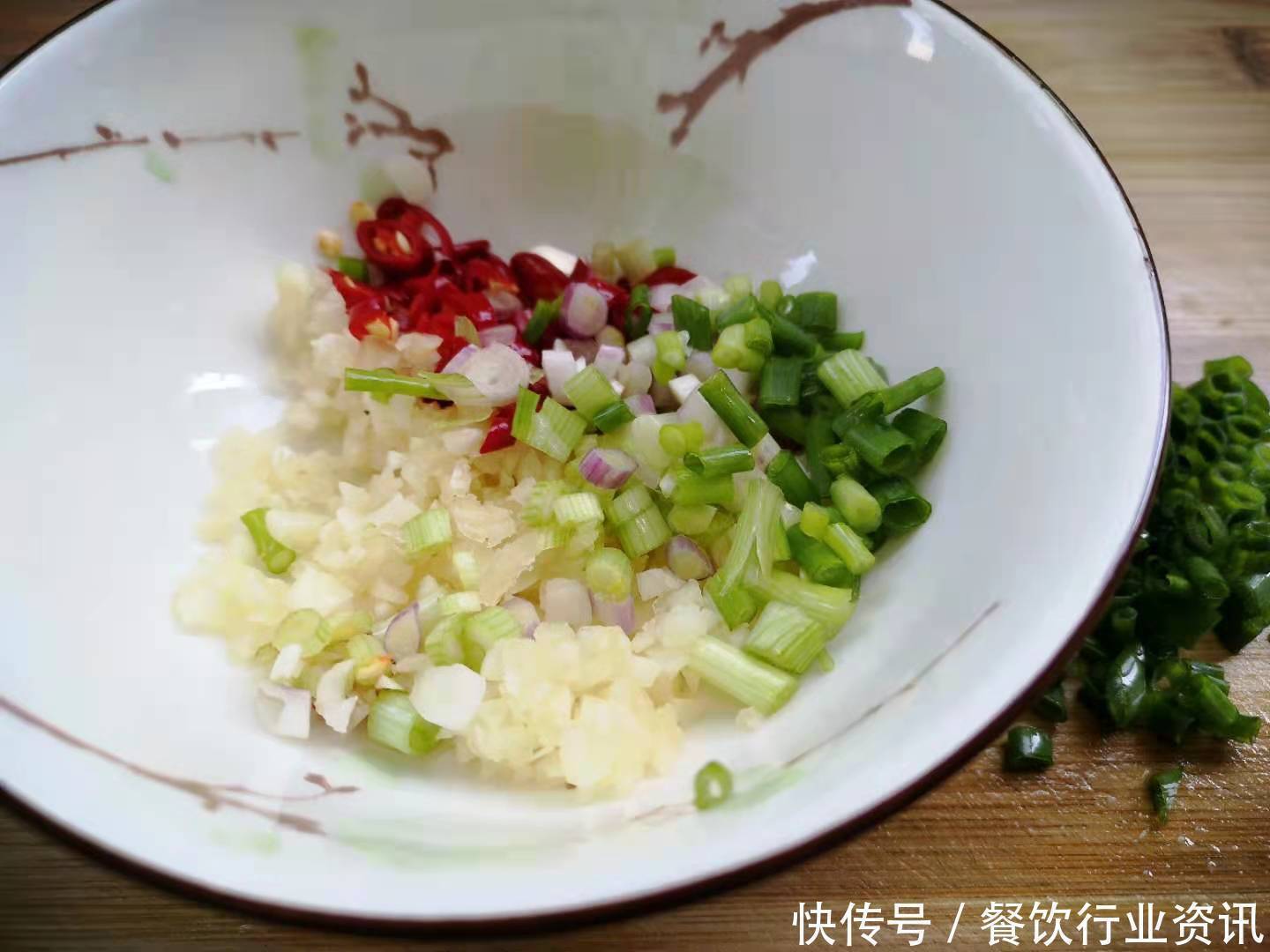 天热最馋这道蒸菜，蒸一蒸10分钟搞定，香滑有嚼劲，比肉还好吃！