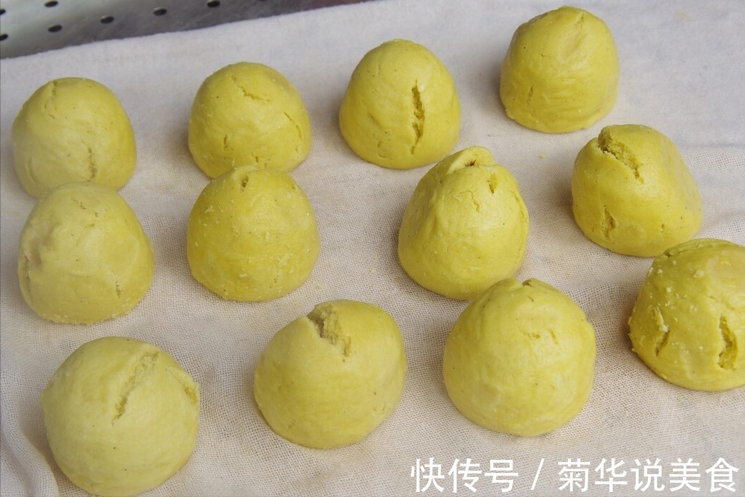 做窝窝头,要不要放面粉厨娘教你一招,又香又松软,好吃不噎人