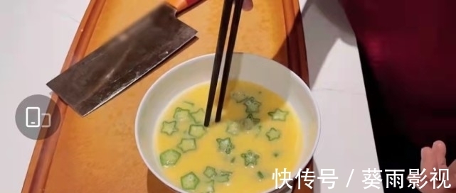 谢娜录制秋葵蒸蛋教程,将秋葵切成星星形状,自叹小宝宝每次都能吃光光