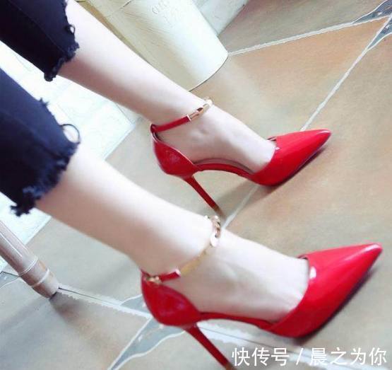尖头高跟鞋 尖头高跟鞋,展现曼妙身姿,给人一种行走的美感