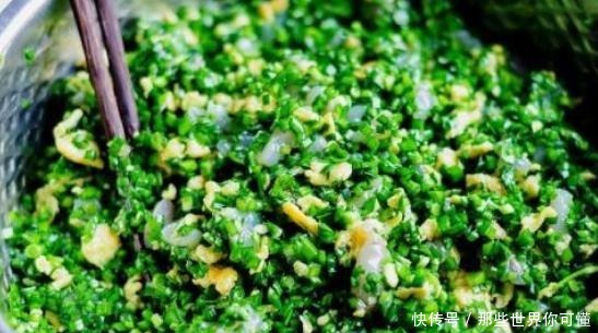 调韭菜饺子馅,最怕放多了盐,加点“它”,饺子香嫩少出水!