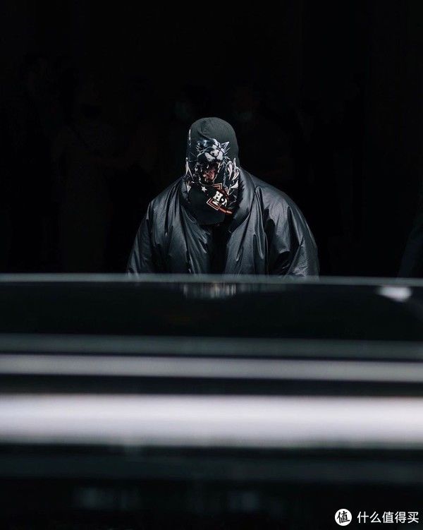 west|再次上身独特面罩，Kanye West的时尚影响力是否依旧？