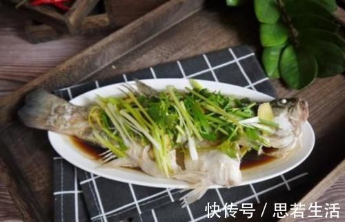 要点|做清蒸鲈鱼,学会“2不用3要点”,鱼肉更鲜嫩,不老柴不腥气