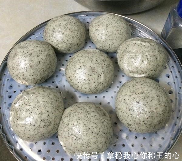 多吃黑芝麻身体棒棒,用来做成流心馒头,营养饱腹香软蓬松