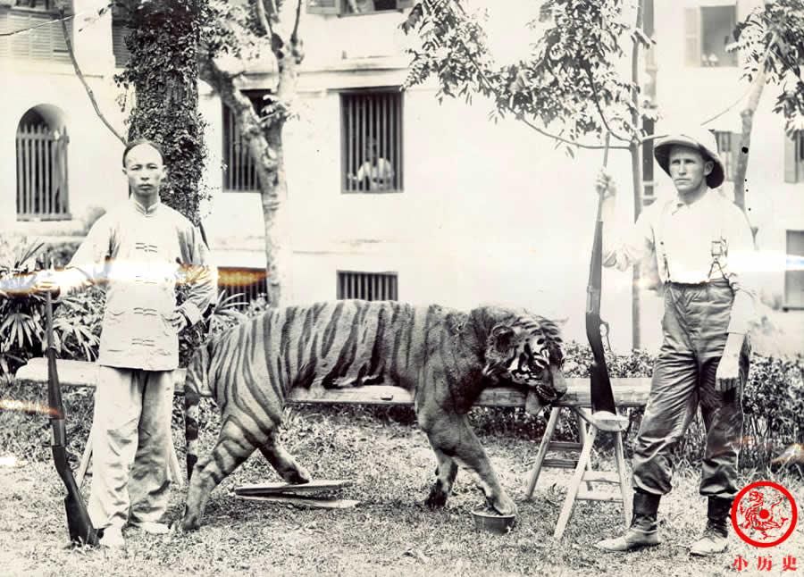 享受|晚清老照片:68岁李鸿章享受天伦之乐,小脚女子搔首弄姿