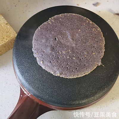 最适合在家吃的减脂:粗粮饼卷菜+肉,美味又健康