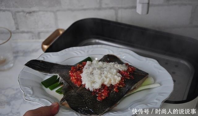 我家蒸鱼从不用料酒,两种食材放鱼上,蒸一蒸,味道又鲜又香