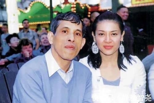 耳环|42岁西拉米终于不装嫩烫波浪刘海配盘发,高贵成第二个诗丽吉