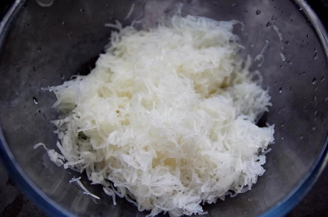 萝卜丝馅饼,一点肉都没放,吃起来确实格外香,刚上桌就被抢光光