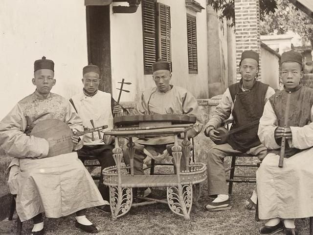 样子|晚清珍稀老照片芝麻官真实样子，一家十口人有九把枪