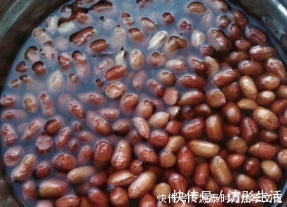 花生米不用炒,用盐水泡一泡,比炒的好吃,鲜香酥脆,越吃越过瘾