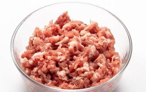 饭店|调肉馅时,用料酒去腥就错了,看看饭店的做法,肉馅鲜嫩又多汁