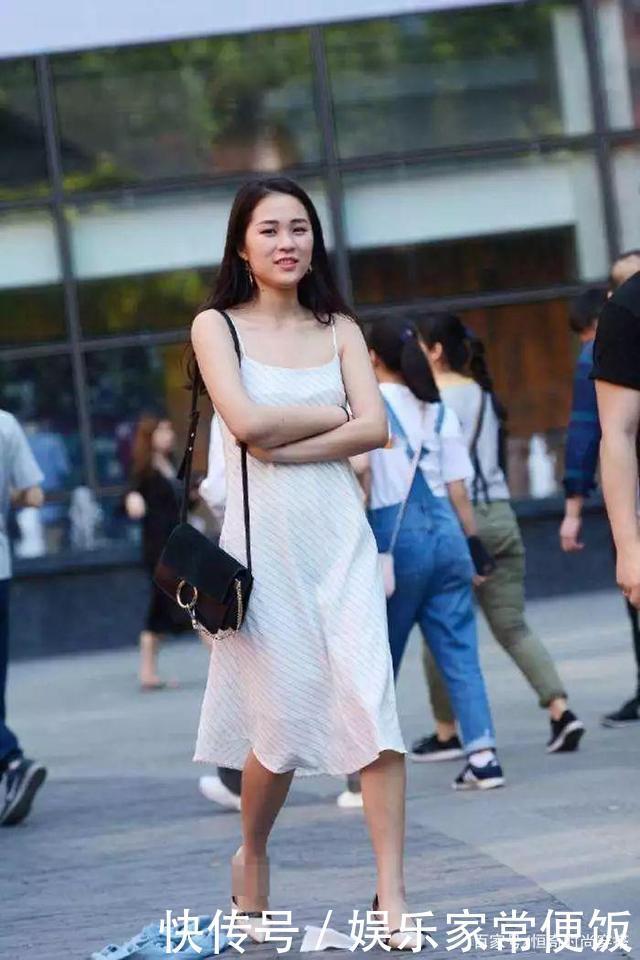 小姐姐|小姐姐好有魅力,穿米白色“挂脖”连衣裙,时尚浪漫又性感