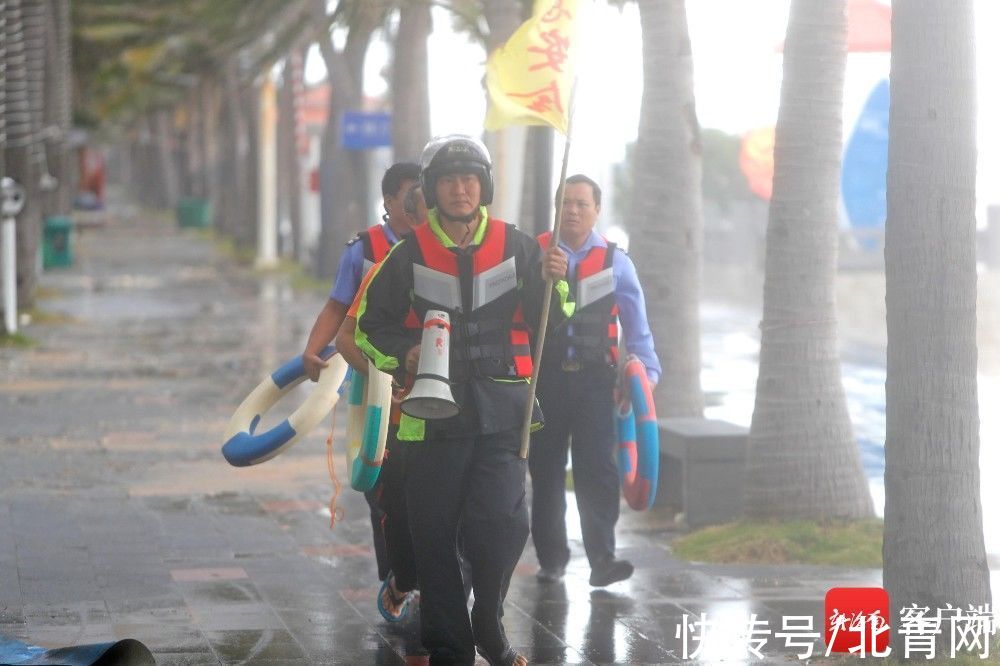 观海|台风“圆规”来袭 海口西海岸沙滩被海浪淹没