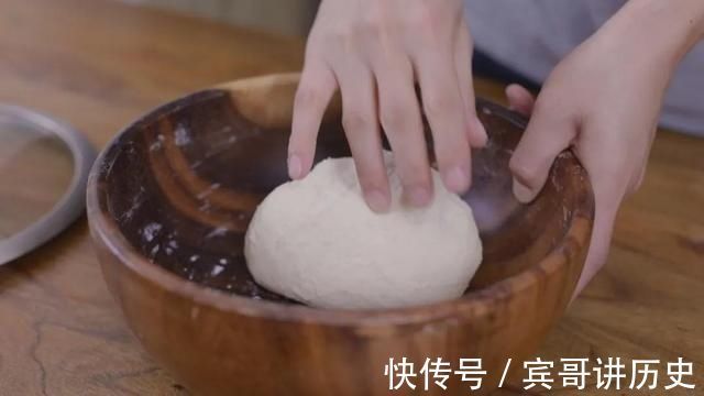 排队4个小时才能吃到的网红葱油饼，只要简单几步在家就能做